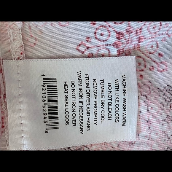 SEASONAL Red & White SNOWFLAKES Women’s UA ButterSoft Size LARGE Scrub Top ❄️ - Picture 8 of 15